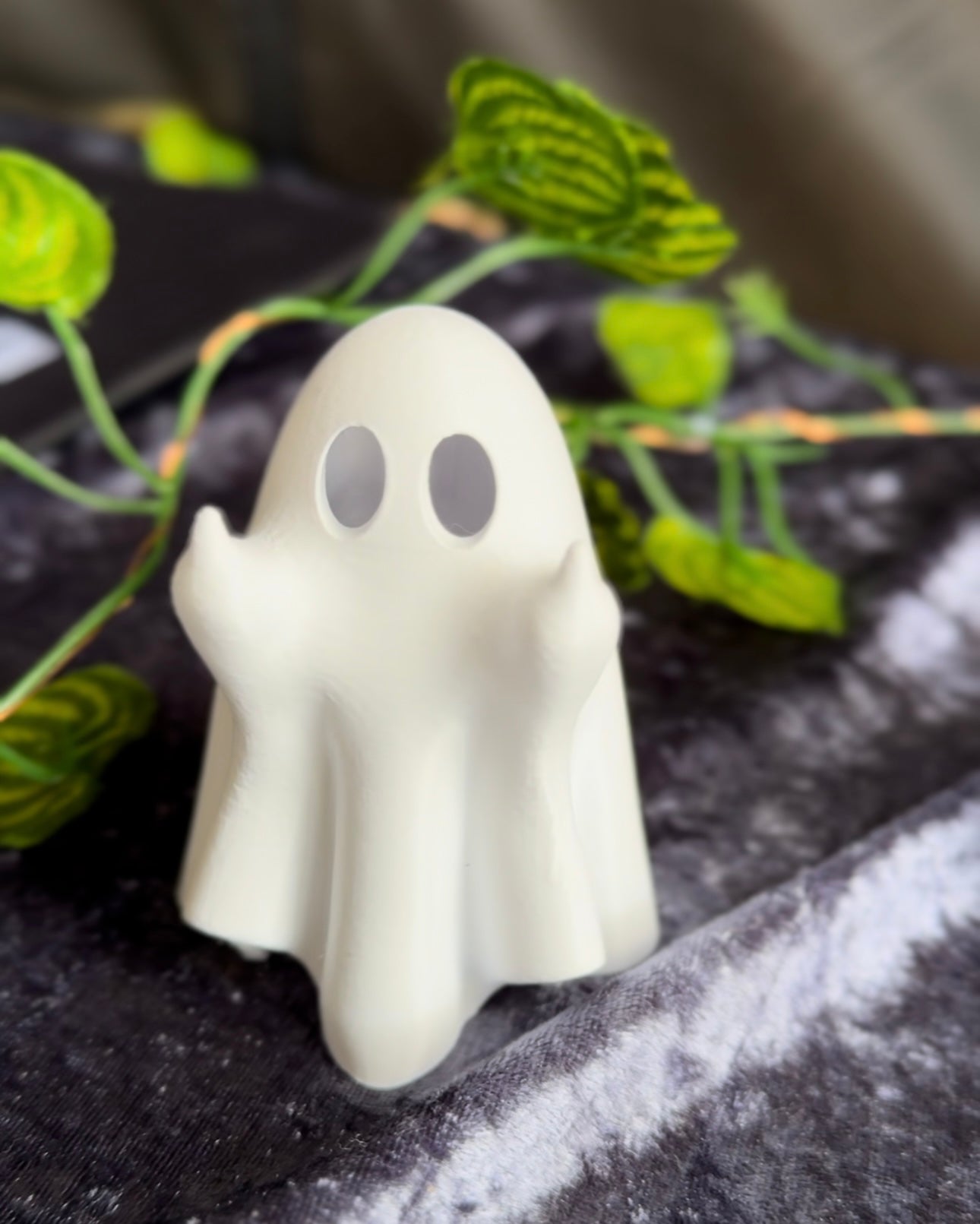 Frecher Mittelfinger Geist mit Beleuchtung – 9 cm Halloween Deko aus dem 3D Drucker