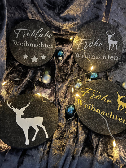 Weihnachtliche Filzuntersetzer mit festlichen Motiven in Zwei Farben