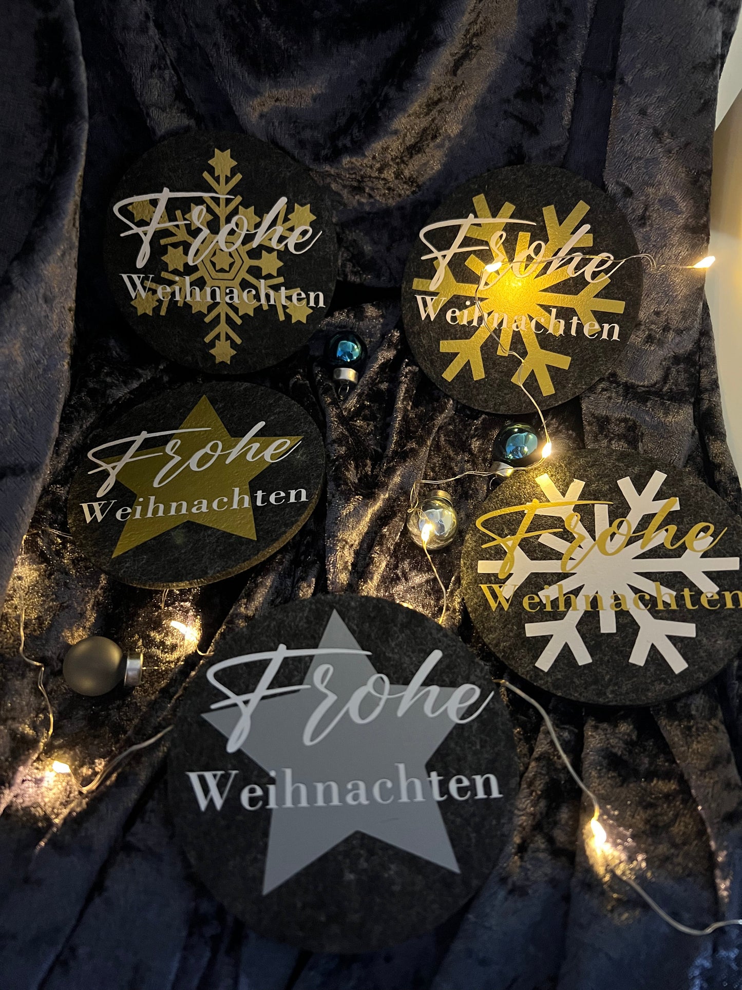 Weihnachtliche Filzuntersetzer mit festlichen Motiven in Zwei Farben